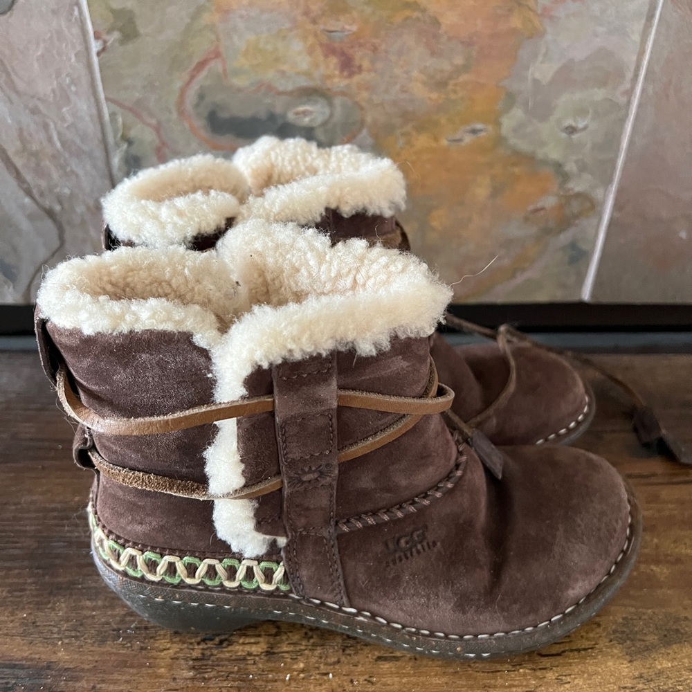 UGG brown moccasin short tie boots womens size 5 Very good condition
